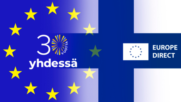 Taustalla EU-lippu ja Suomen lippu yhdessä. EU-lipun tähtien keskellä teksti 30 vuotta yhdessä ja Suomen lipun ristin päällä EUROPE DIRECT -tunnus
